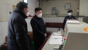  王月成、李建軍在春節(jié)期間檢查慰問