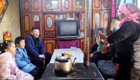  王月成在臨洮縣走訪慰問結(jié)對(duì)關(guān)愛兒童